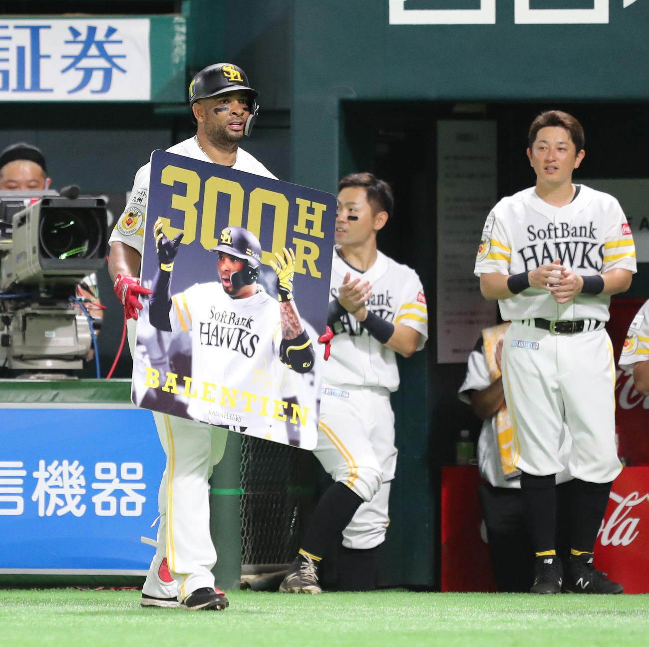 ソフトバンク対ヤクルト　5回裏ソフトバンク2死、バレンティンは左越えに本塁打を放つ、通算300本塁打、通算1000本安打を同時に達成（撮影・梅根麻紀）