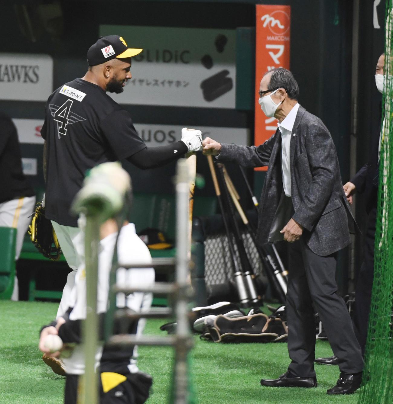 王球団会長とグータッチするバレンティン（2020年11月19日撮影）