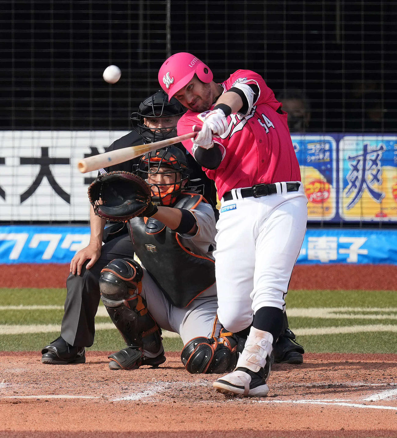 ロッテ対巨人　6回裏ロッテ無死、左越えソロ本塁打を放つレアード。投手高梨（撮影・鈴木みどり）