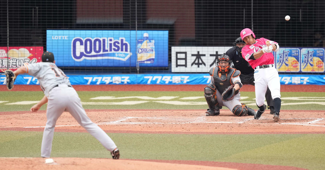 ロッテ対巨人　3回裏ロッテ無死、左越えソロ本塁打を放つ荻野。投手菅野（撮影・鈴木みどり）