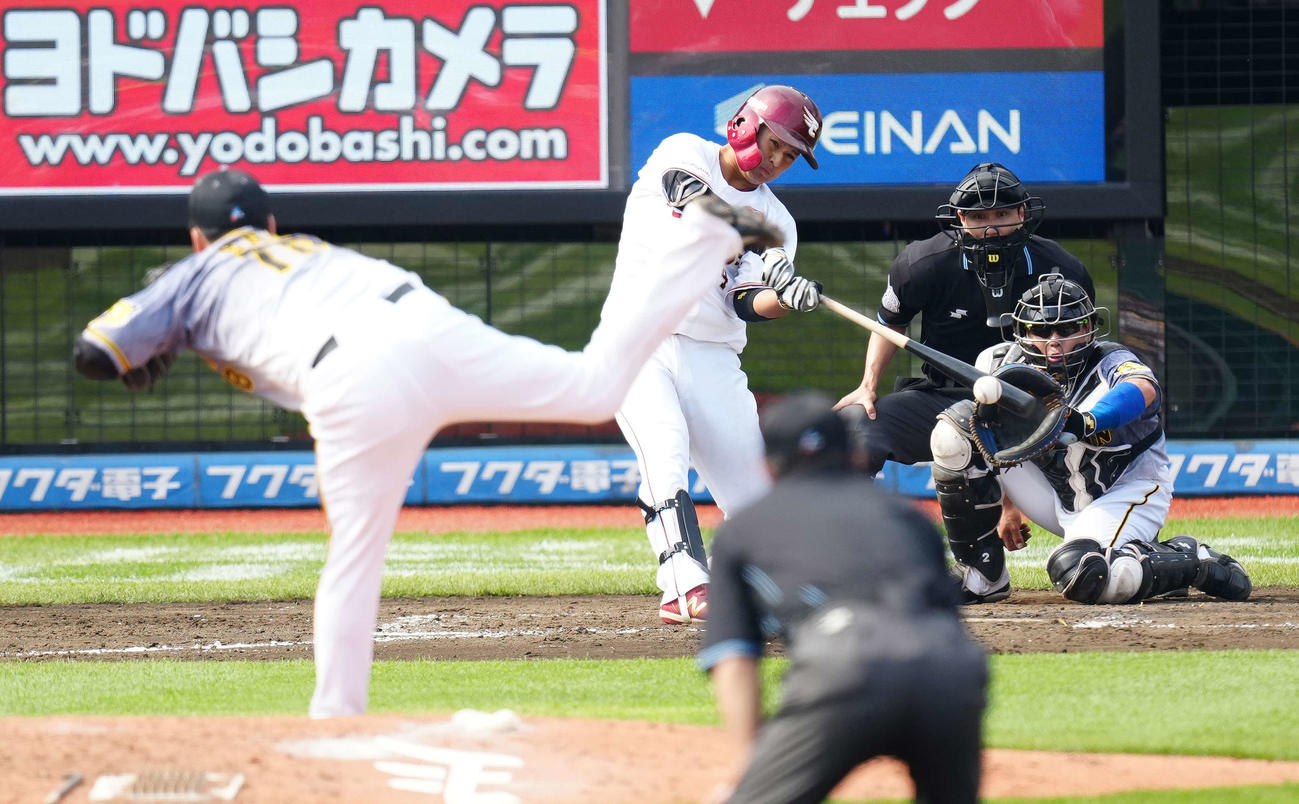 楽天対阪神　7回裏楽天1死一、三塁、右前適時打を放つ黒川。投手馬場（撮影・江口和貴）