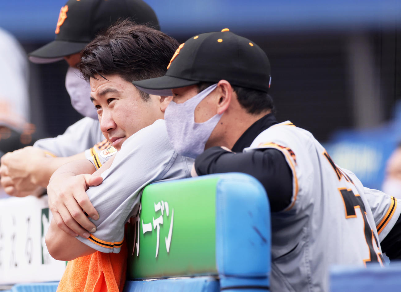 降板した巨人菅野（左）はベンチで桑田投手チーフコーチ補佐の話に耳を傾ける（撮影・足立雅史）