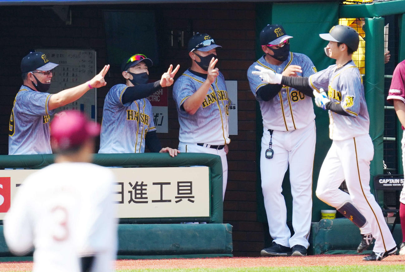 楽天対阪神　5回表阪神2死一塁、逆転2点本塁打を放った近本（右端）を迎える矢野監督（左から2人目）ら（撮影・江口和貴）
