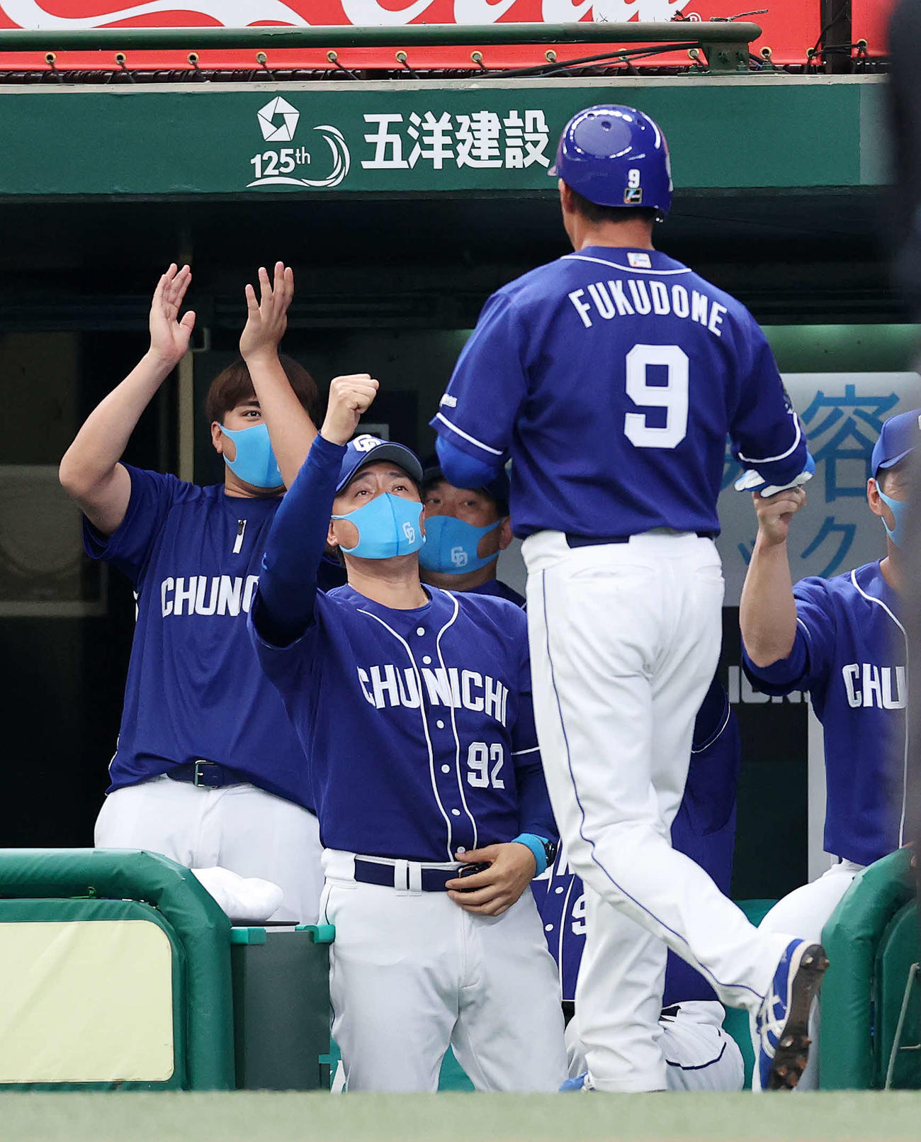 西武対中日　7回表中日無死一、二塁、堂上の左越え適時二塁打で生還した福留（右）を迎える与田監督（中央）（撮影・鈴木正人）