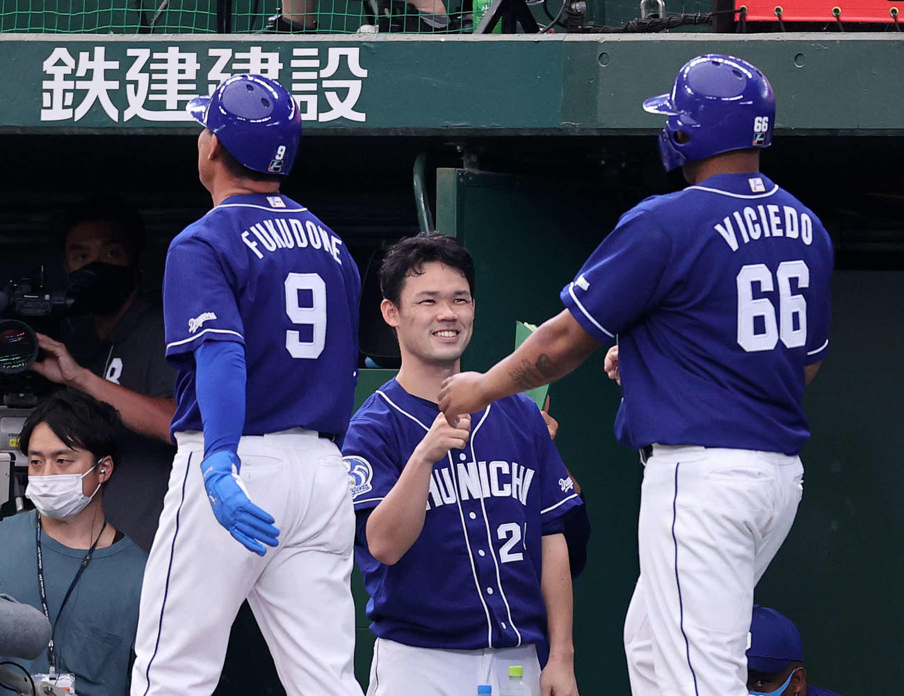 西武対中日　7回表中日無死一、二塁、堂上の左越え適時二塁打で生還した福留（左）とビシエド（右）を笑顔で迎える福谷（撮影・鈴木正人）