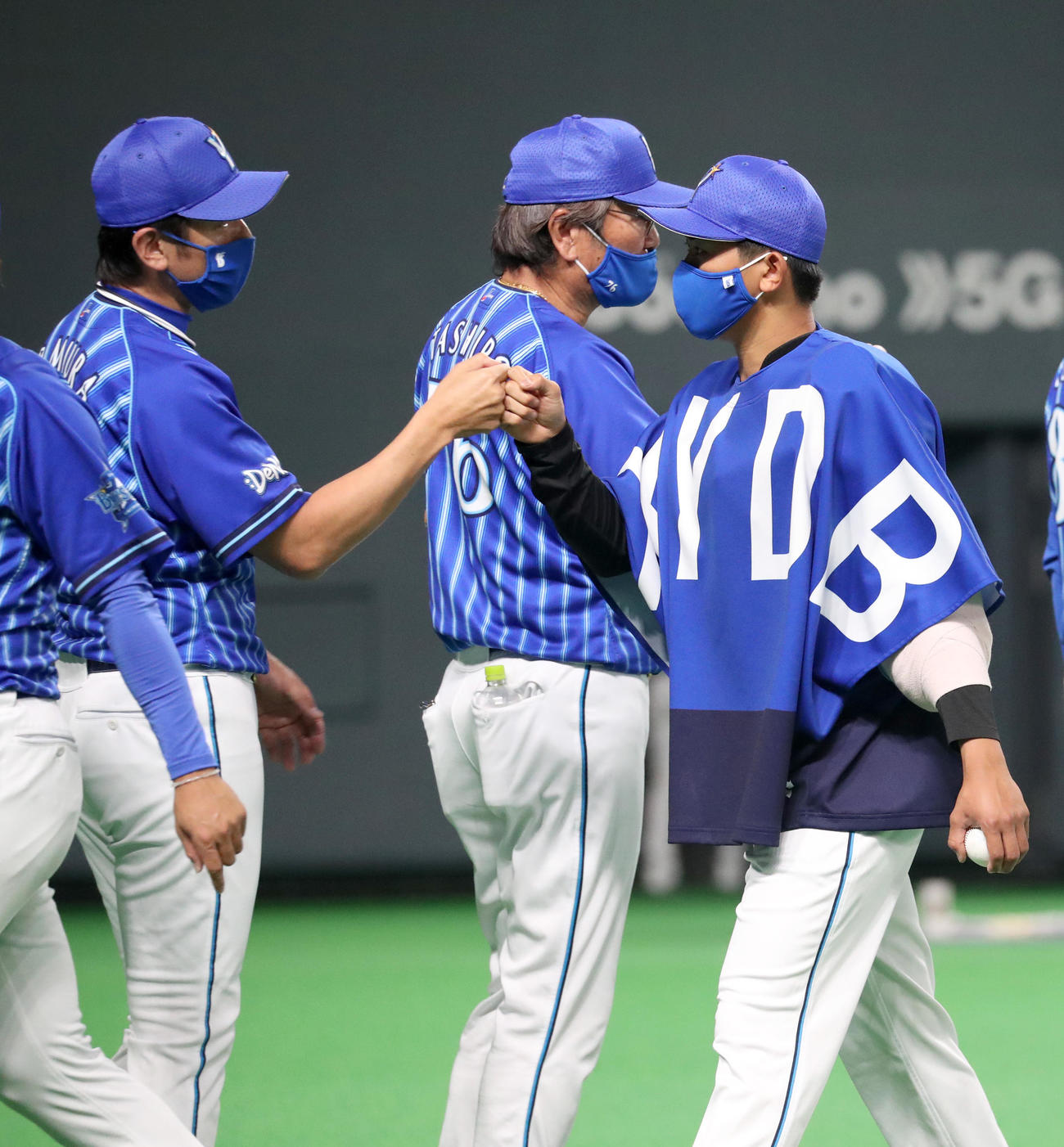 日本ハム対DeNA　試合終了後、今季初勝利のDeNA今永を出迎える三浦監督（左）（撮影・佐藤翔太）