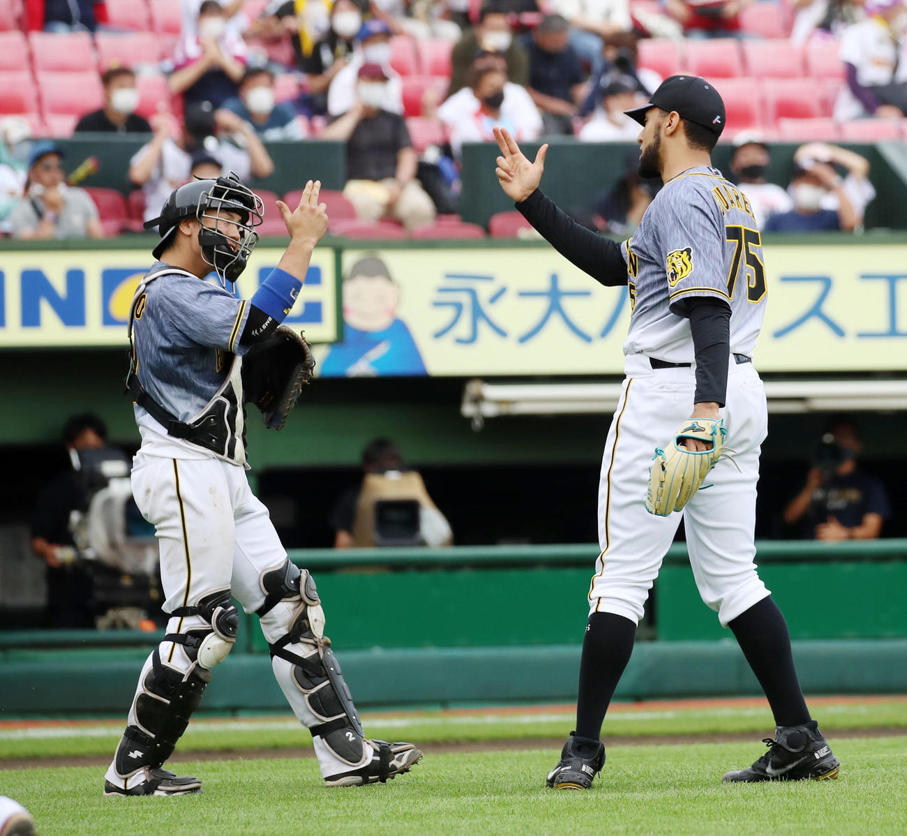 楽天対阪神　楽天に3連勝し梅野（左）とタッチするスアレス（撮影・加藤哉）