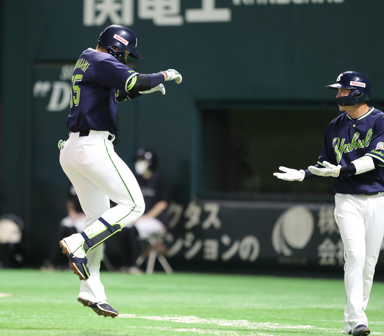 ソフトバンク対ヤクルト　4回表ヤクルト無死一塁、村上（左）は中越えに2点本塁打を放ち出迎える山田とタッチ（撮影・梅根麻紀）