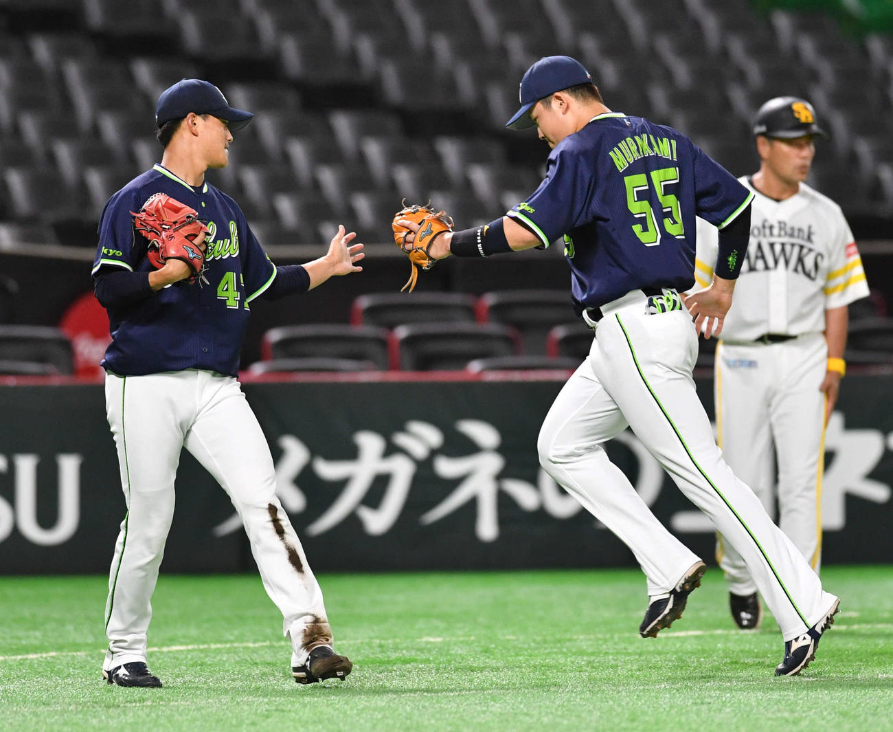 ソフトバンク対ヤクルト　4回裏ソフトバンク2死、中村晃を三ゴロに抑え、村上（右から2人目）とタッチを交わす高橋（撮影・岩下翔太）