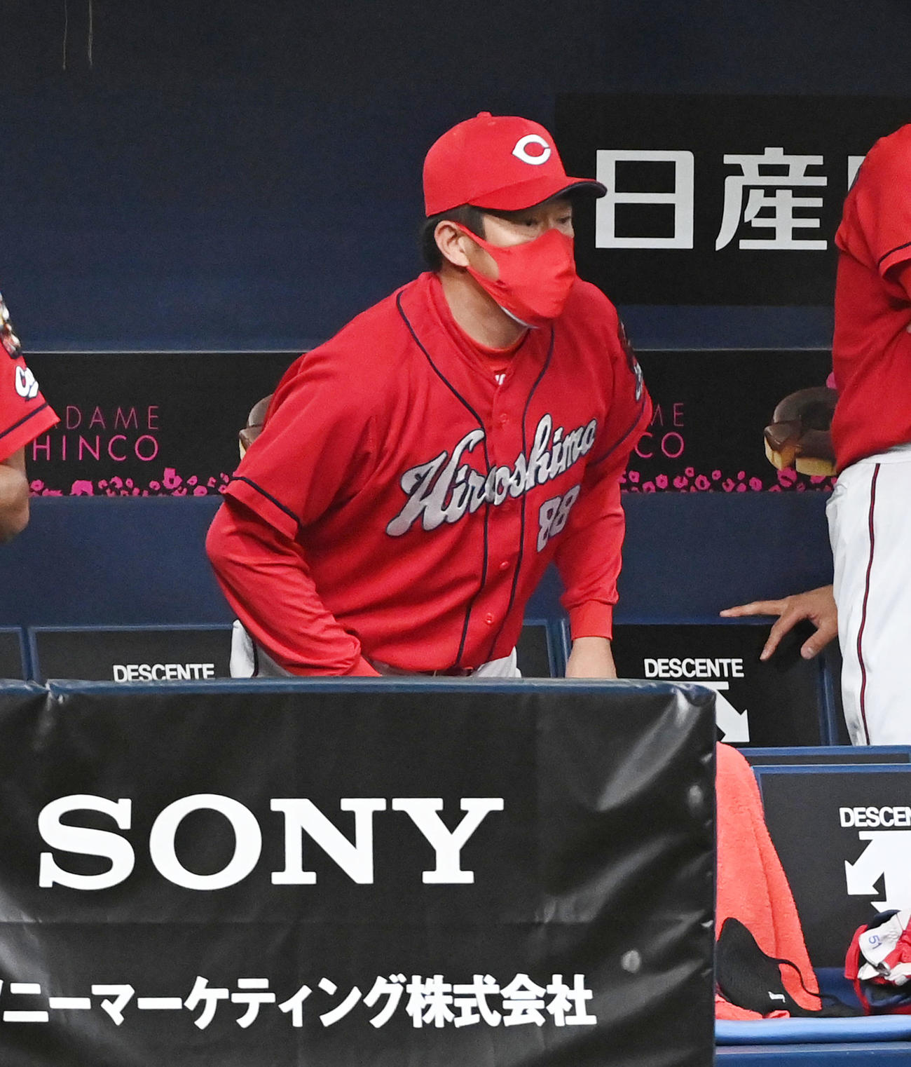 オリックス対広島　3回裏オリックス1死二、三塁、高橋昂の交代を告げた佐々岡監督（撮影・前岡正明）