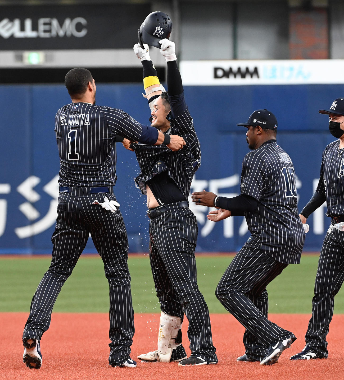 オリックス対広島　9回裏オリックス2死満塁、サヨナラ右前打を放ったT－岡田（中央）はモヤ（左）、ジョーンズの祝福を受ける（撮影・前岡正明）