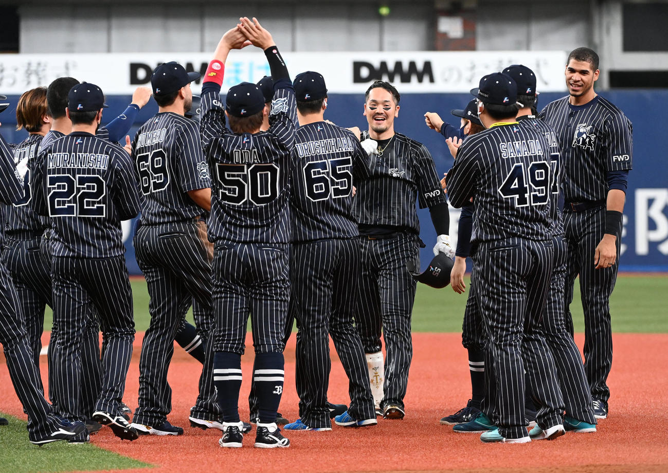 オリックス対広島　9回裏オリックス2死満塁、サヨナラ右前打を放ったT－岡田はナインの祝福を受ける（撮影・前岡正明）