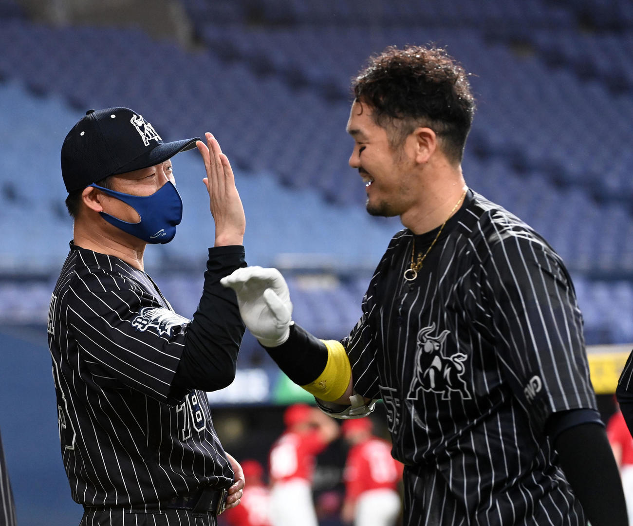 オリックス対広島　9回裏オリックス2死満塁、サヨナラ右前打を放ったT－岡田（右）を迎える中嶋監督（撮影・前岡正明）