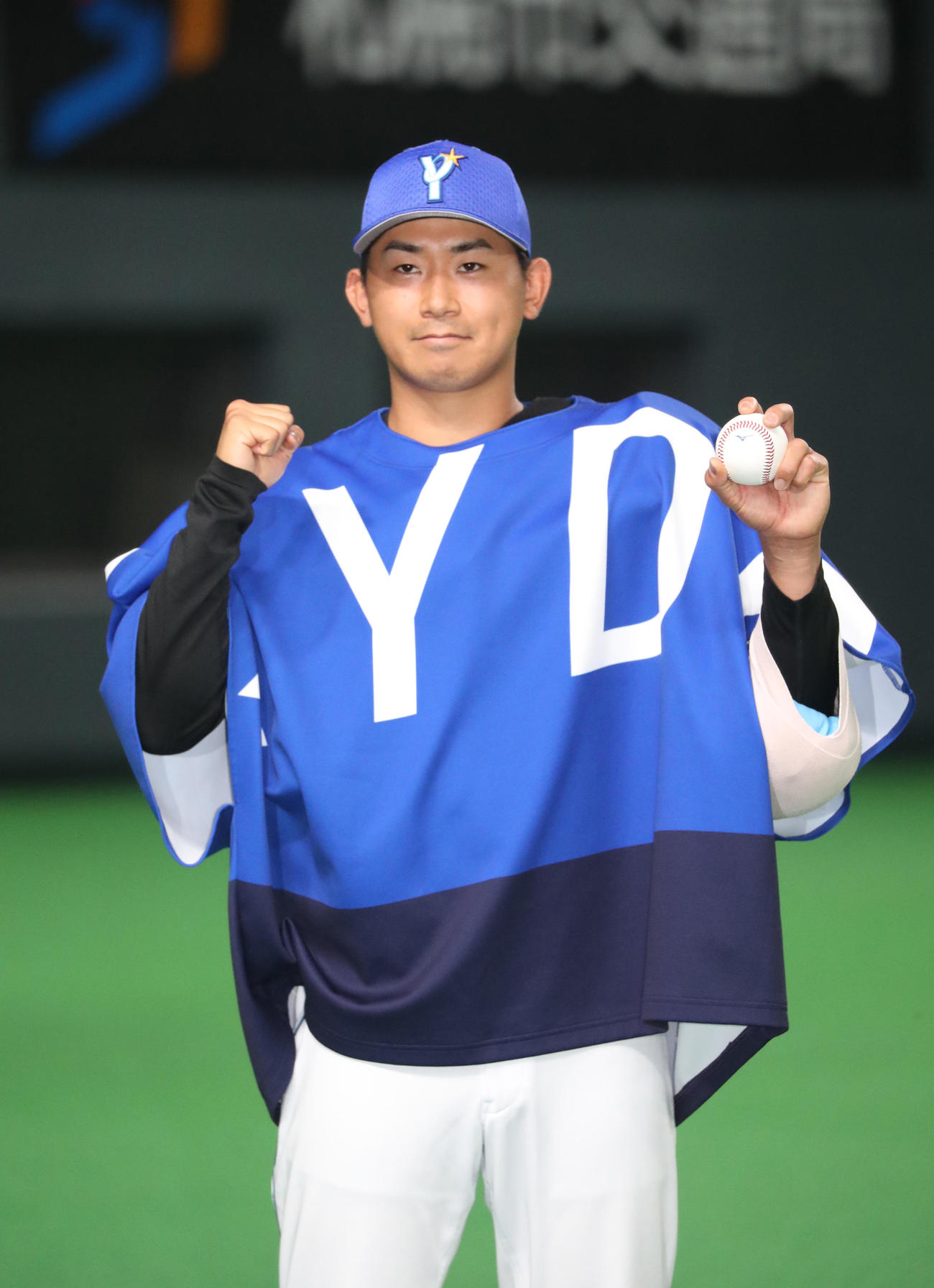 日本ハム対DeNA　試合終了後、今季初勝利のDeNA今永は記念撮影に応じる（撮影・佐藤翔太）