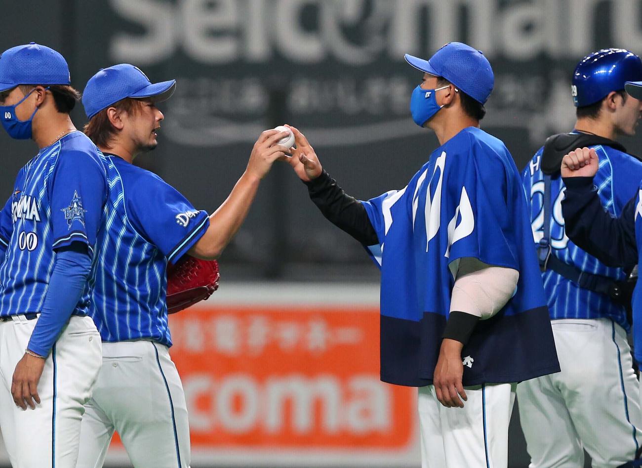 日本ハム対DeNA　試合後、三嶋（左）からウイニングボールを受け取る今永（撮影・黒川智章）