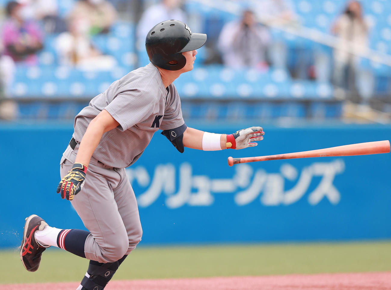 慶大対福井工大　1回表慶大2死一塁、先制2点本塁打を放つ正木（撮影・野上伸悟）
