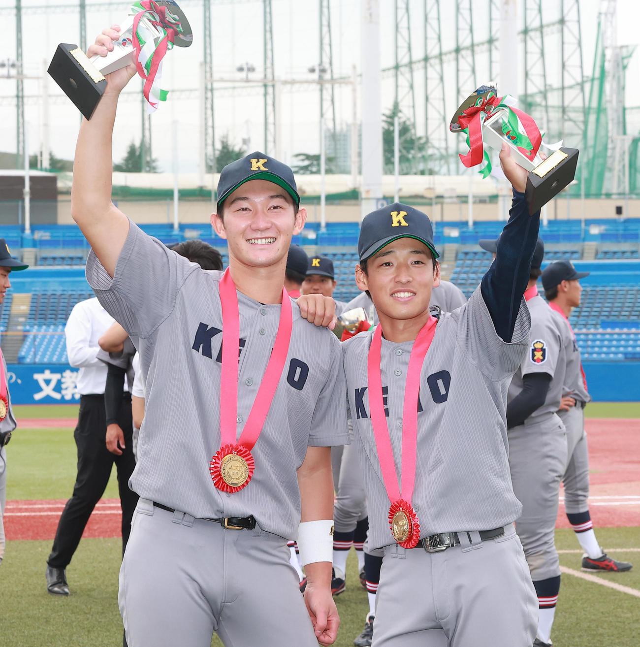 慶大対福井工大　MVPの慶大・正木（左）と首位打者の渡部遼は、トロフィーを掲げ笑顔（撮影・野上伸悟）