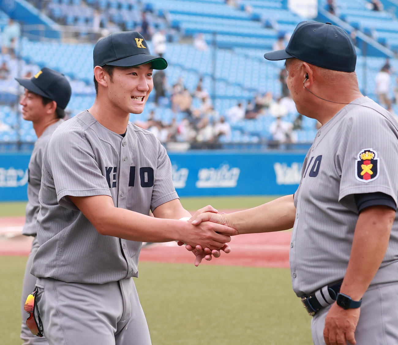 慶大対福井工大　優勝し堀井監督（右）と握手する慶大・正木（撮影・野上伸悟）
