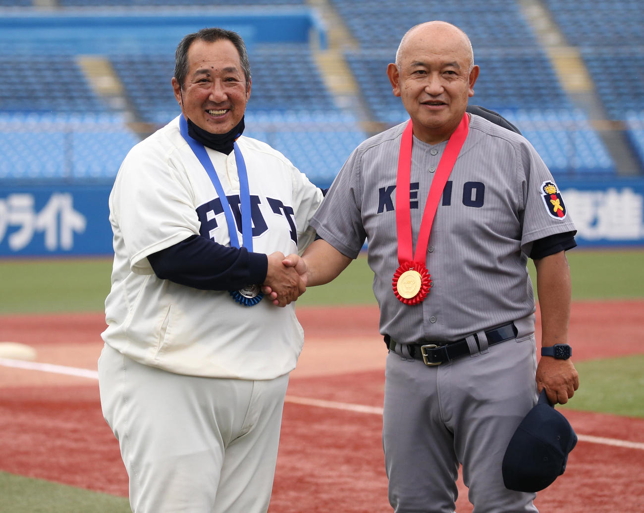 慶大対福井工大　試合後に健闘をたたえ合う準優勝の福井工大・下野監督（左）と優勝の慶大・堀井監督（撮影・野上伸悟）