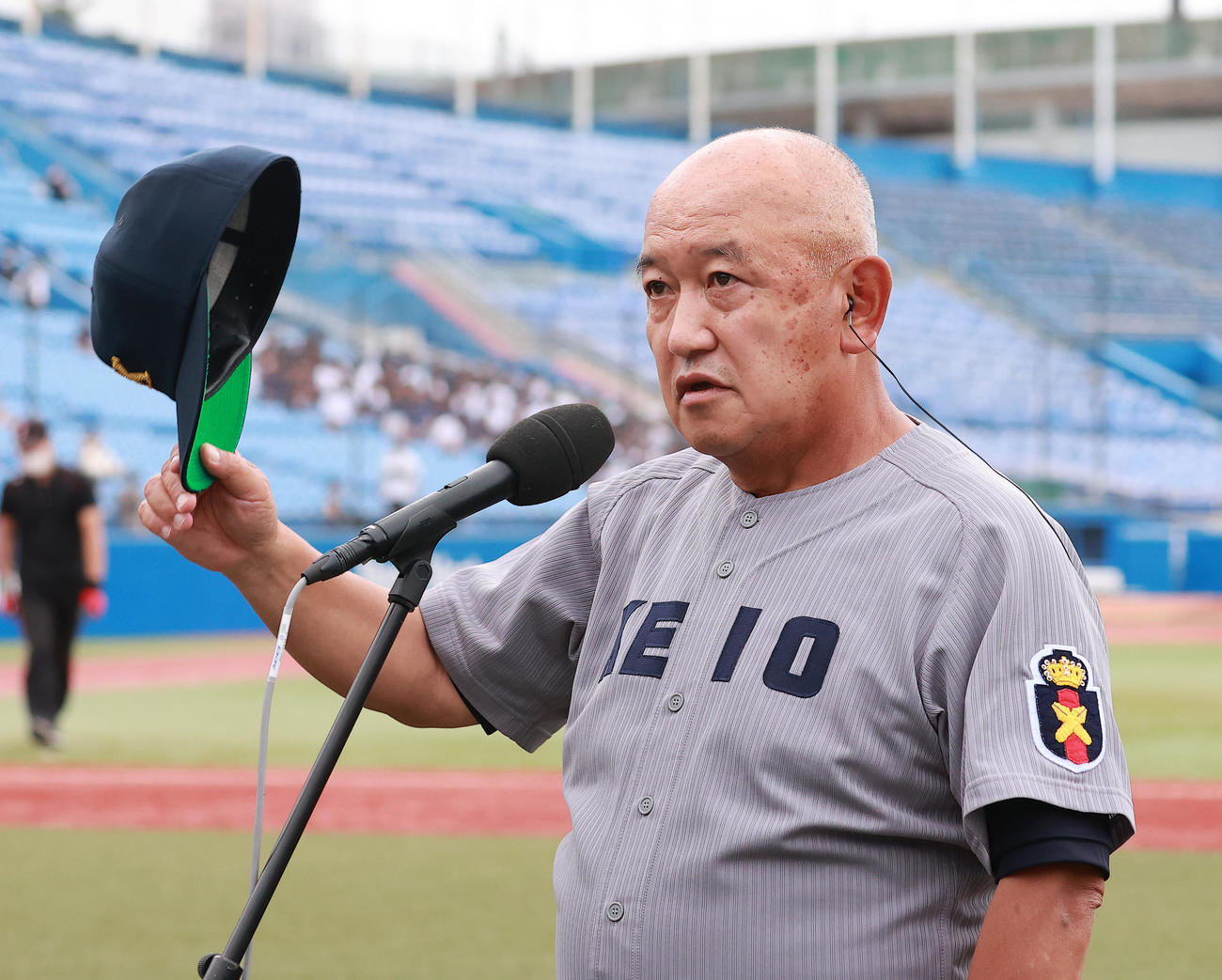 慶大対福井工大　優勝インタビューであいさつする慶大・堀井監督（撮影・野上伸悟）
