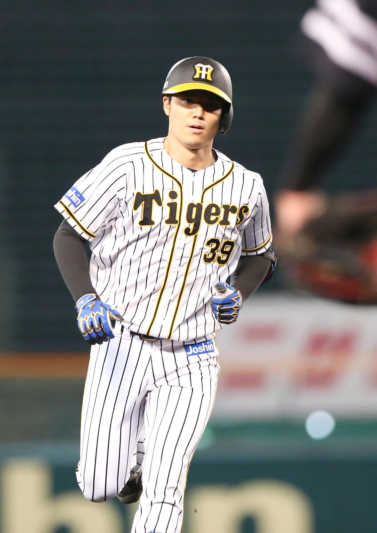 阪神対ソフトバンク　9回裏阪神1死一塁、代打栄枝は左中間越え2点本塁打を放ちベースランする（撮影・上山淳一）
