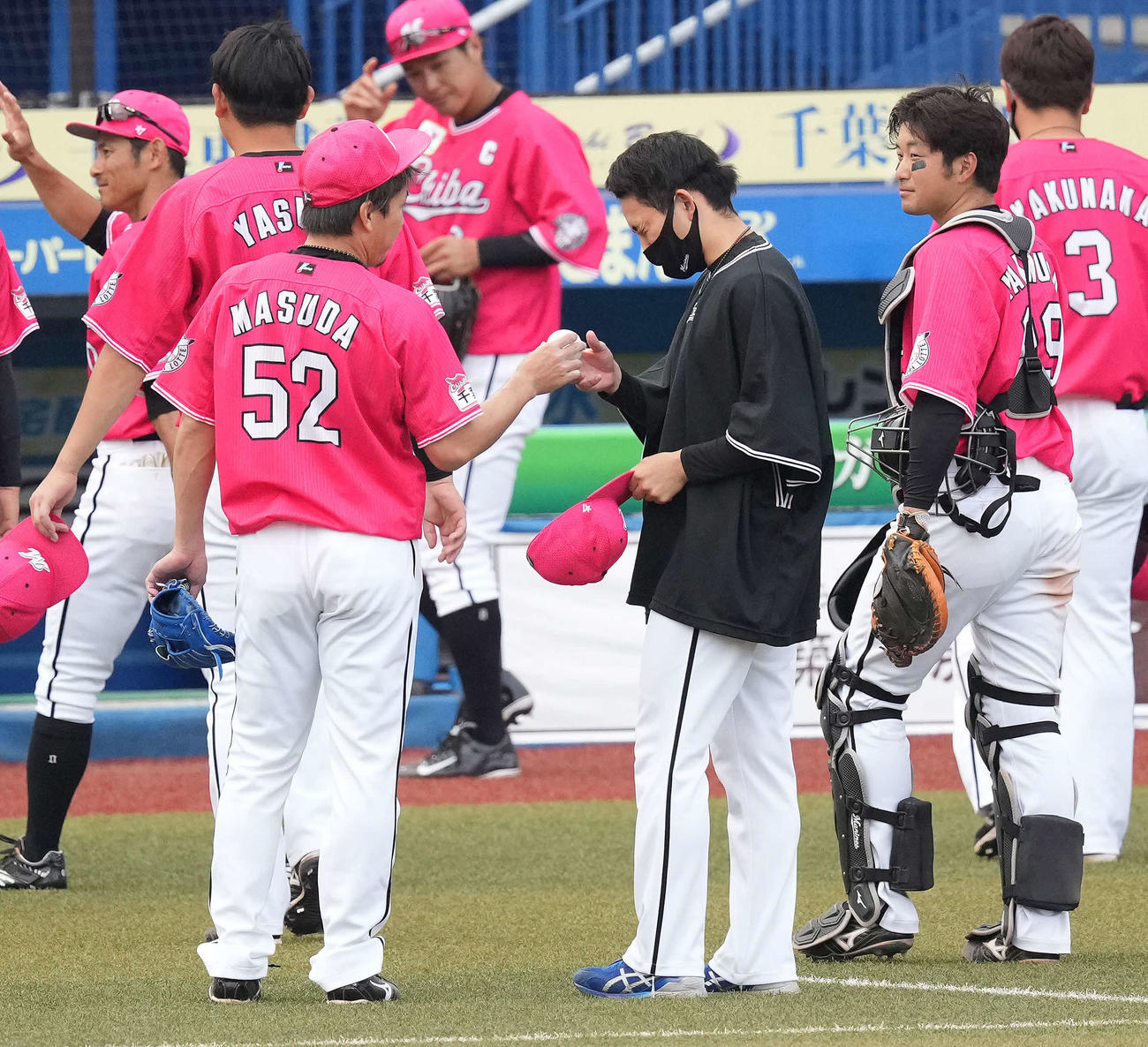 ロッテ対巨人　巨人に勝利し、益田（左）からウイニングボールを受け取るロッテ小島（中央）（撮影・鈴木みどり）