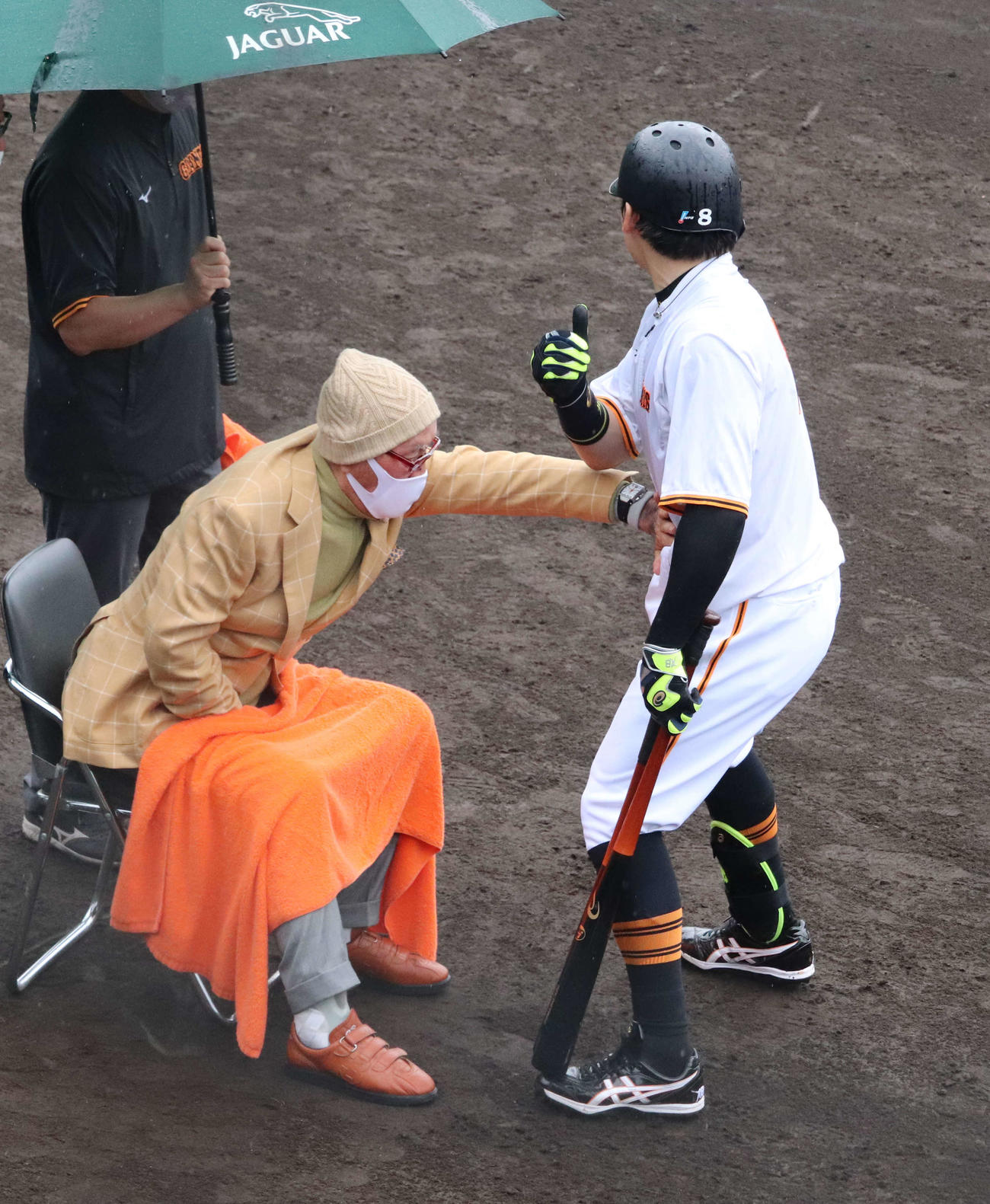 ジャイアンツ球場にサプライズ訪問した巨人長嶋終身名誉監督（左）は丸（右）に熱血指導（2021年6月6日撮影）
