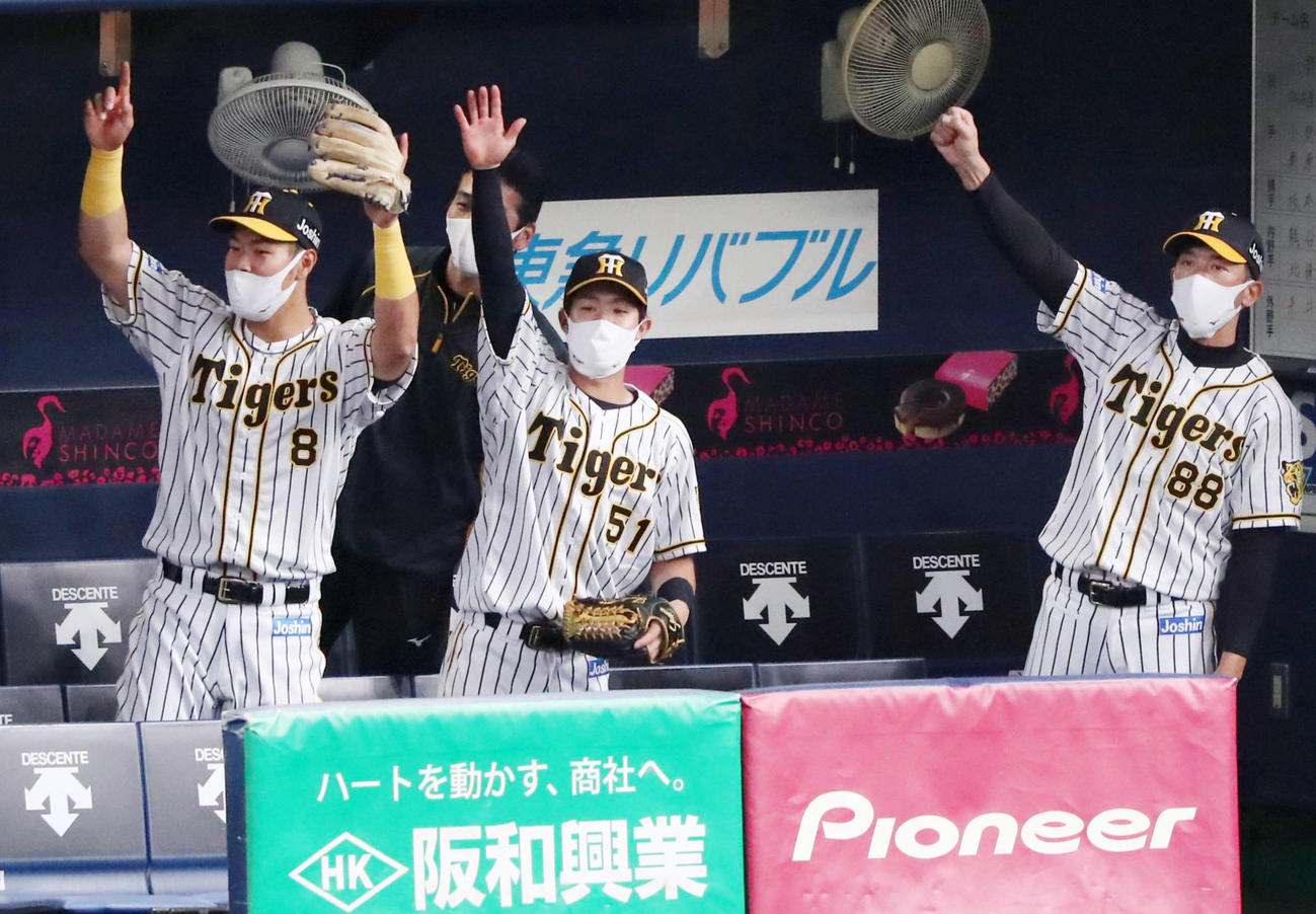阪神矢野燿大監督（右）はガッツポーズを見せる（2021年4月4日撮影）