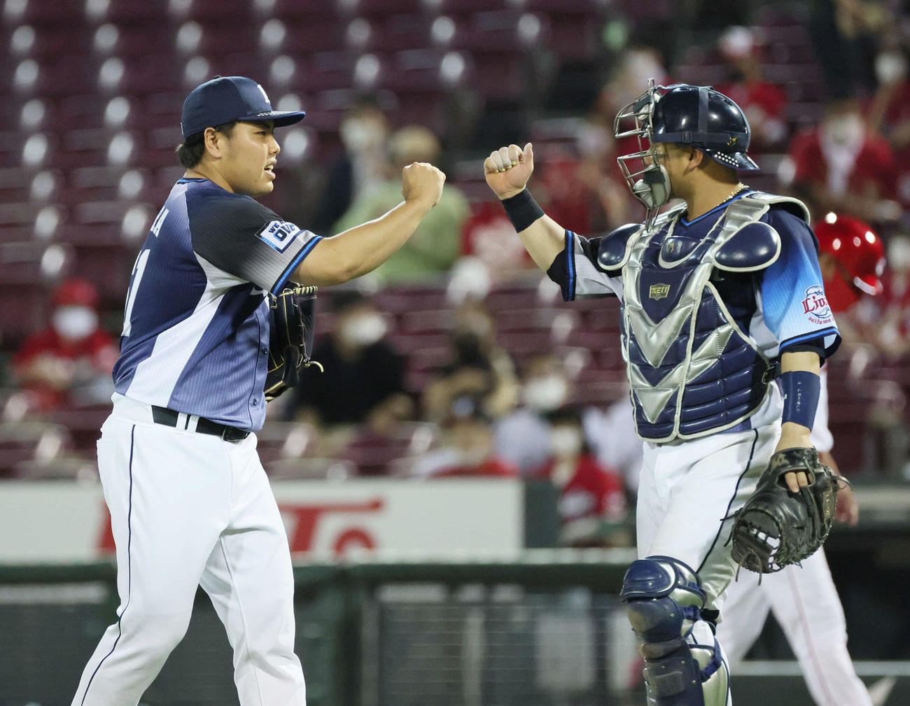 広島対西武　9回裏を抑え捕手森（右）とタッチする平良（撮影・加藤孝規）