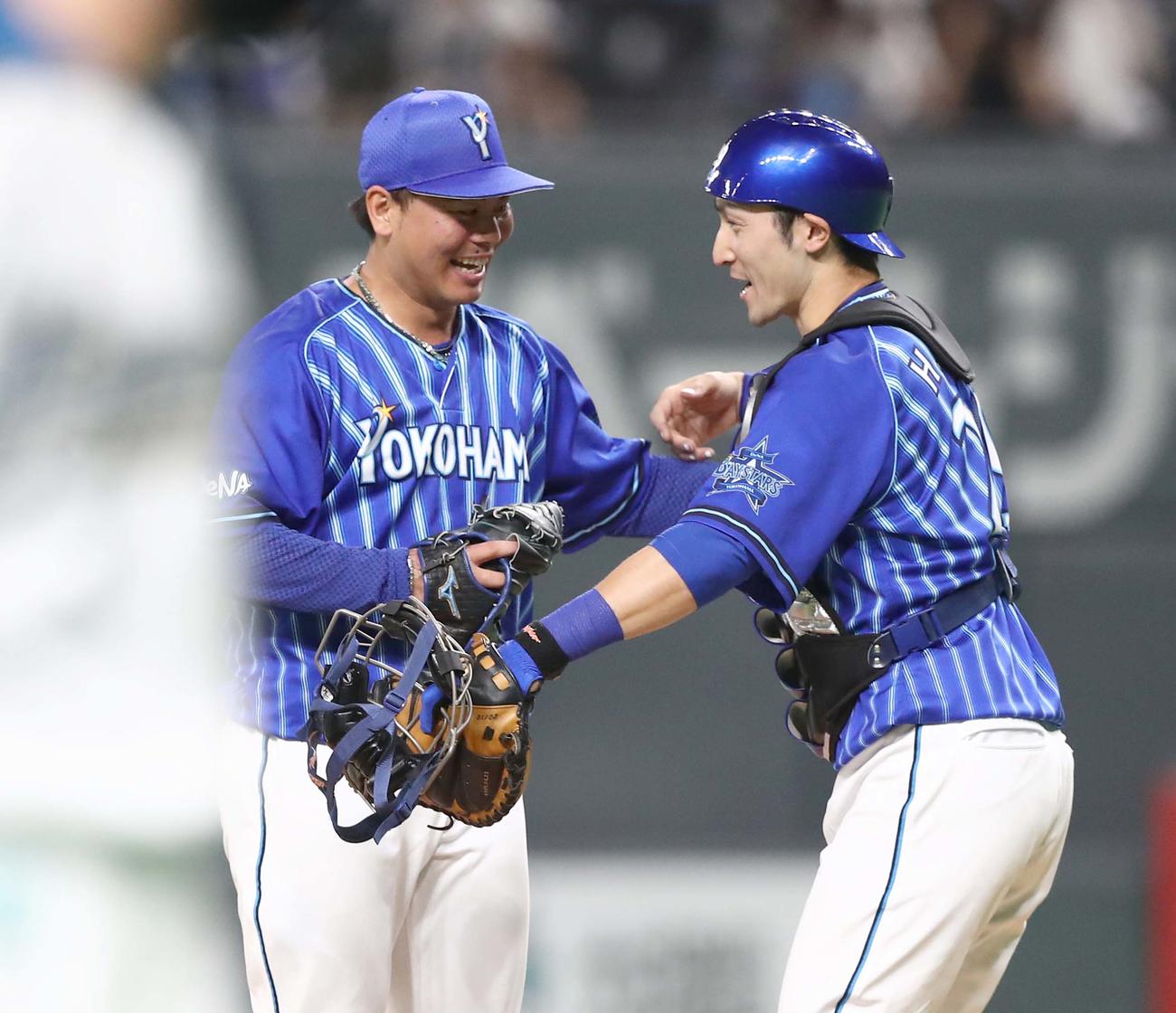 6月11日の日本ハム戦　完封勝利を挙げ伊藤光（右）と抱き合う浜口（2021年6月11日撮影）