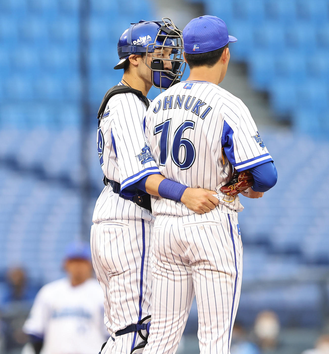 5月26日のオリックス戦　先制を許したDeNA先発の大貫（右）の背中を強く握り鼓舞する伊藤光（2021年5月26日撮影）