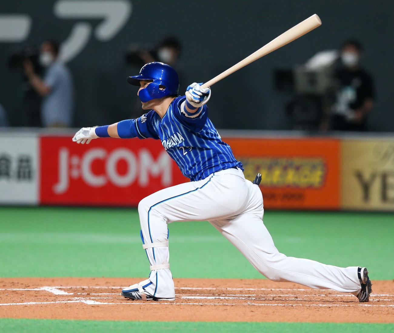 6月13日の日本ハム戦 3回表に左前適時打を放つ伊藤光（2021年6月13日撮影）