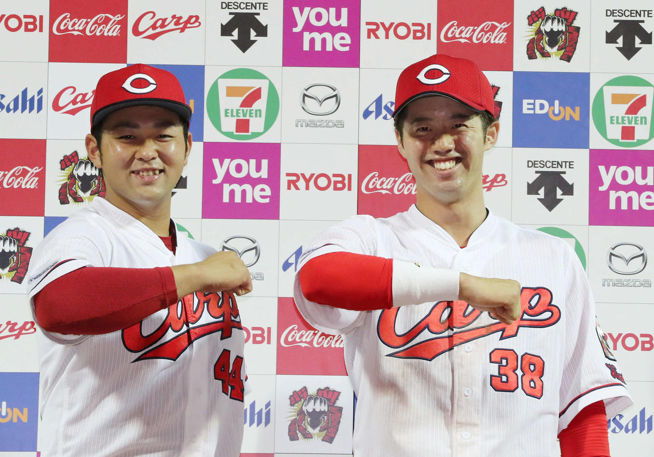 広島対西武　ポーズを決める林（左）と宇草（右）