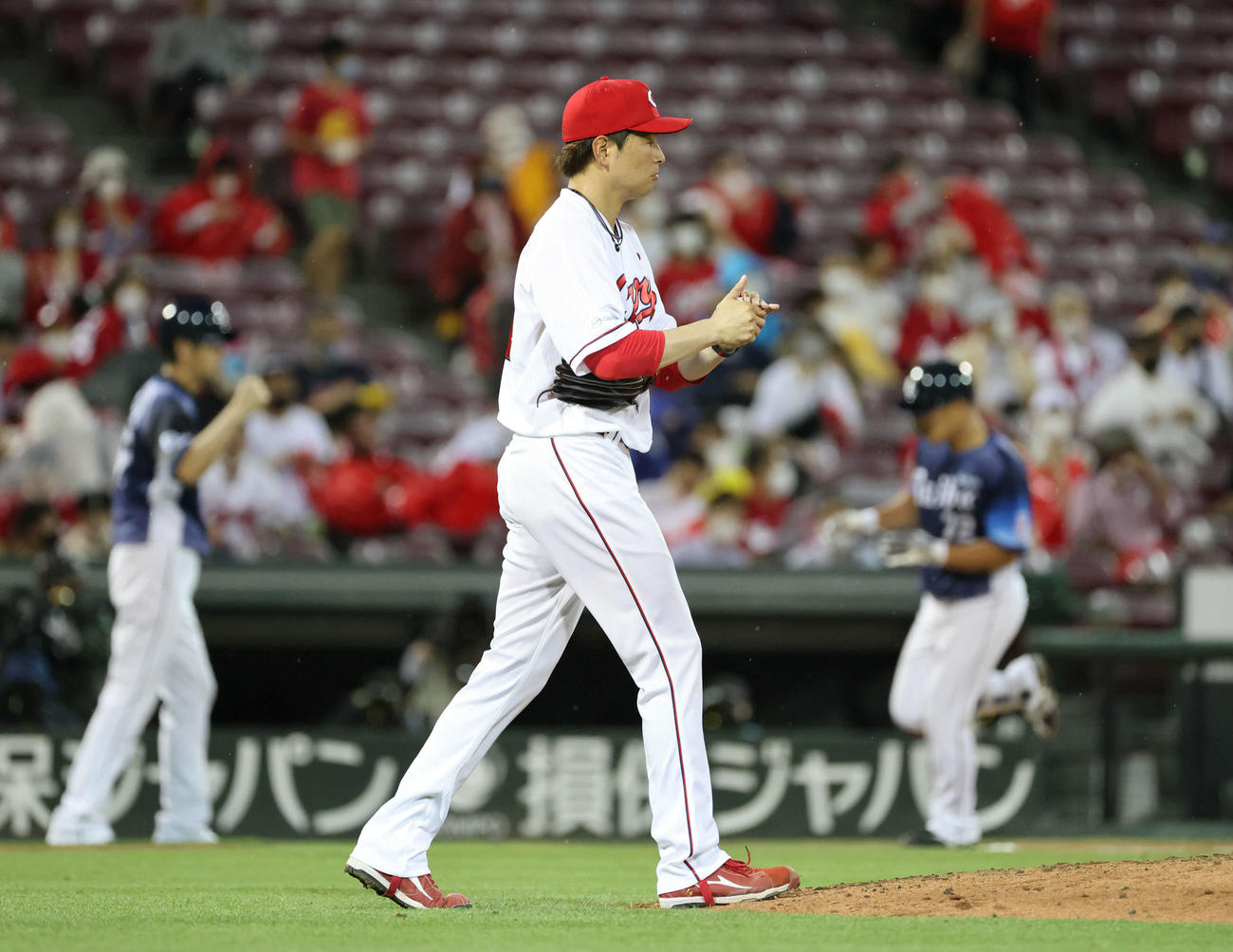 広島対西武　5回表西武2死、代打の川越に中越え本塁打を打たれた大瀬良（撮影・加藤孝規）