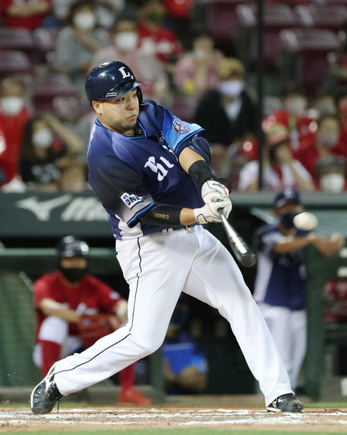 広島対西武　7回表西武無死、山川は同点の左越え本塁打を放つ（撮影・加藤孝規）