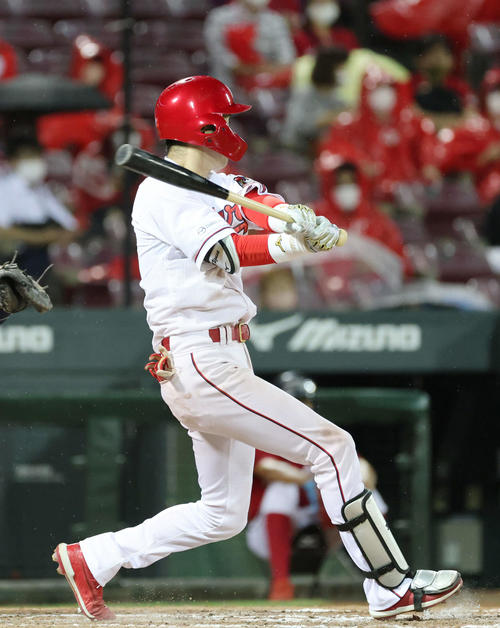 広島対西武　8回裏広島2死一塁、宇草は勝ち越しの左越え2点本塁打を放つ（撮影・加藤孝規）