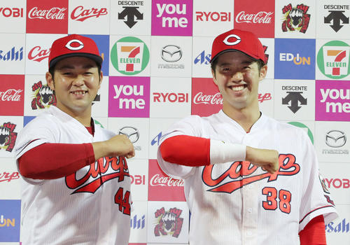 広島対西武　ポーズを決める林（左）と宇草（右）