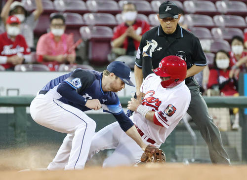 広島対西武　4回裏広島無死一塁、林の右前打で一走の会沢は三塁へ。左はスパンジェンバーグ（撮影・加藤孝規）