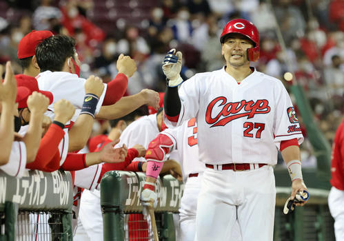 広島対西武　4回裏広島無死一、三塁、宇草の内野ゴロの間に会沢が生還（撮影・加藤孝規）