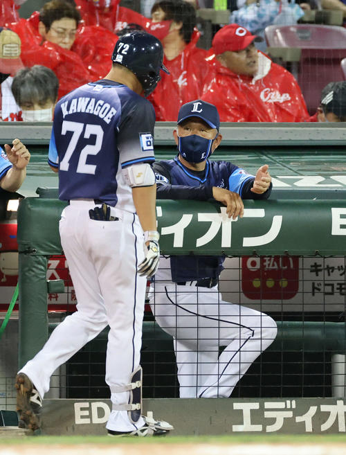 広島対西武　5回表西武2死、中越え本塁打を放った川越を迎える辻監督（撮影・加藤孝規）