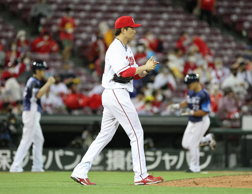 広島対西武　5回表西武2死、代打の川越に中越え本塁打を打たれた大瀬良（撮影・加藤孝規）