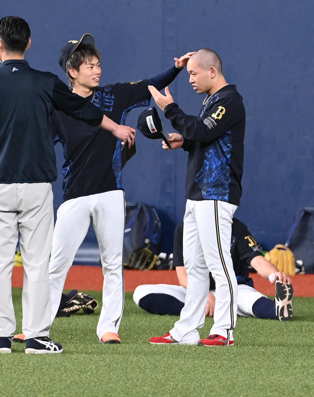 オリックス山岡泰輔に頭をいじられる宮城大弥（2021年6月12日撮影）