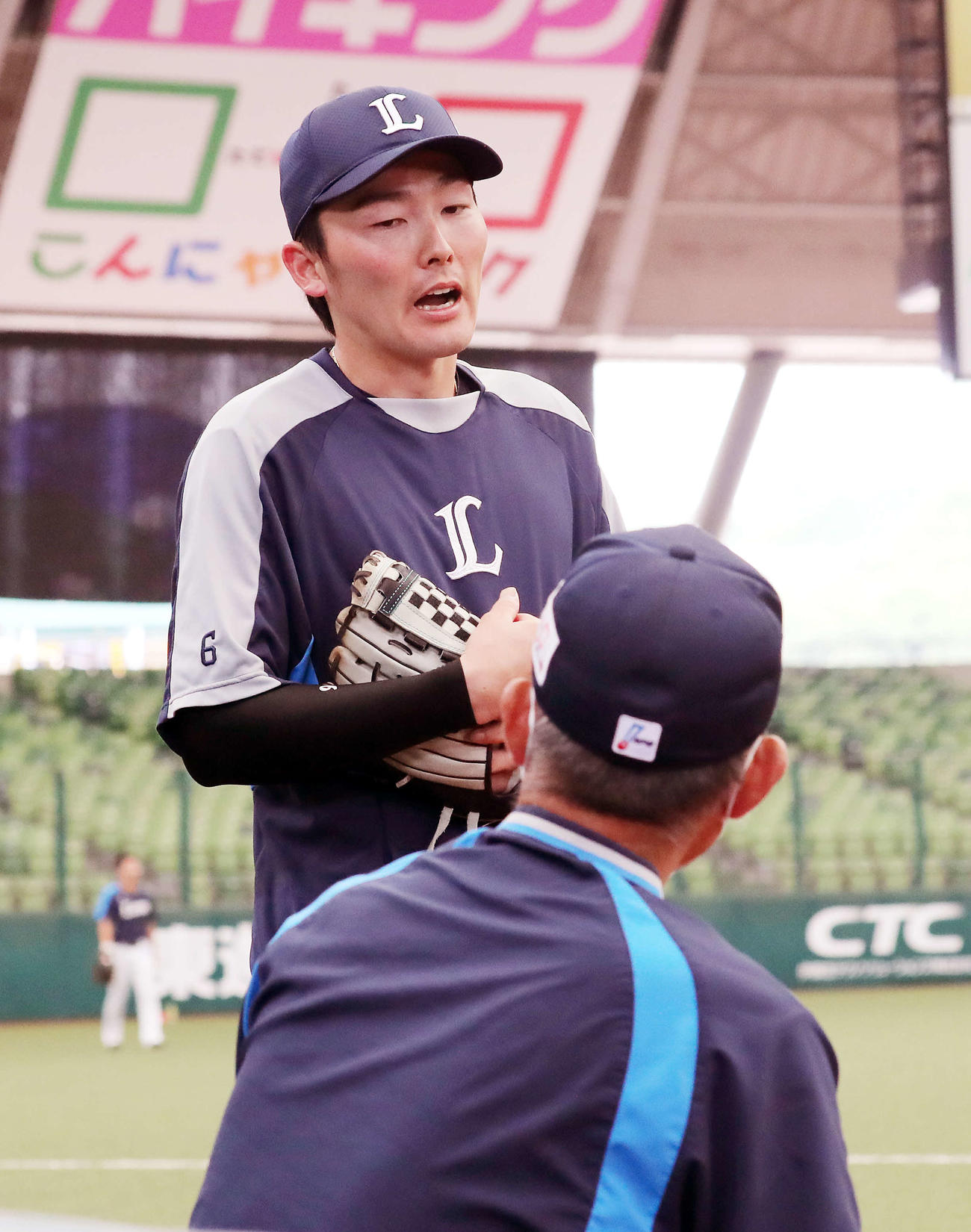 辻監督（手前）と話す西武源田（2021年6月13日撮影）