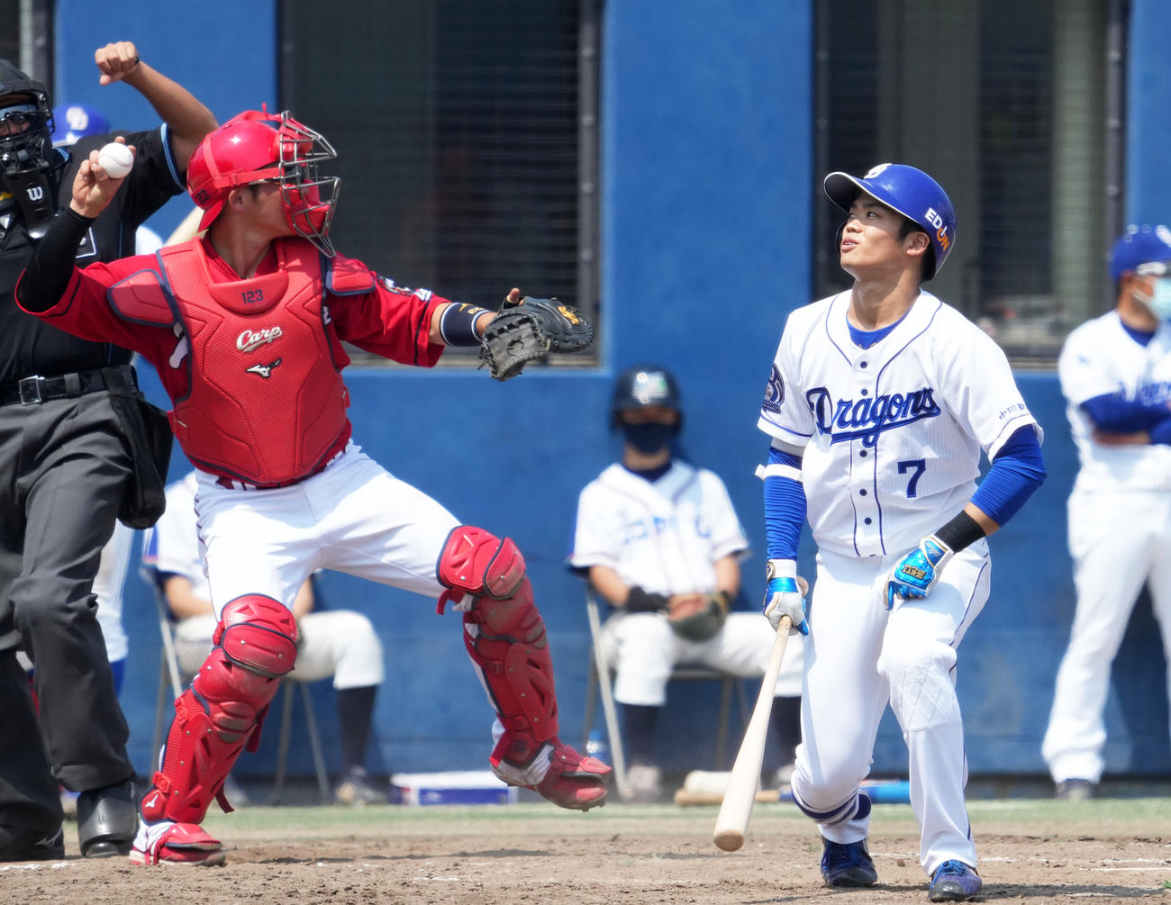 5回裏中日1死、見逃し三振に倒れた根尾（撮影・森本幸一）