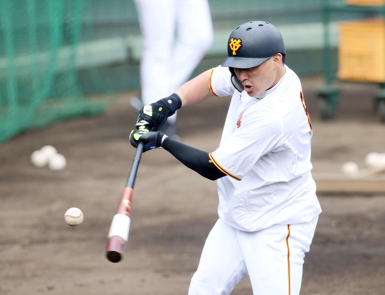 ティー打撃する巨人丸（撮影・鈴木正人）