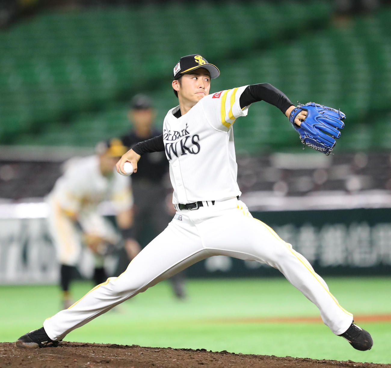 11日、ヤクルトで8回に登板した板東