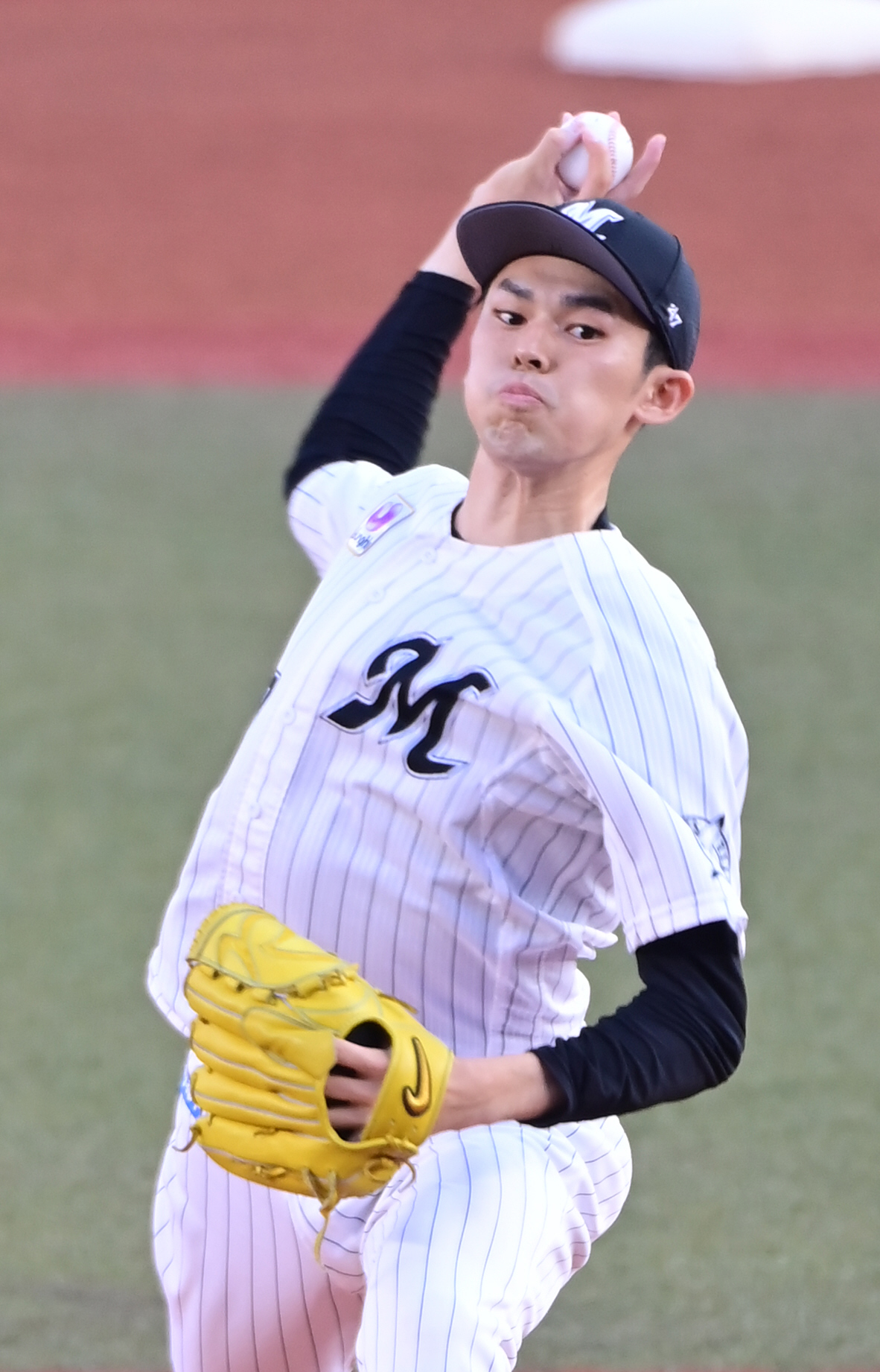 ロッテ対ヤクルト　1回表1死、青木の初球にチェンジアップを投じるロッテ佐々木朗（撮影・小沢裕）