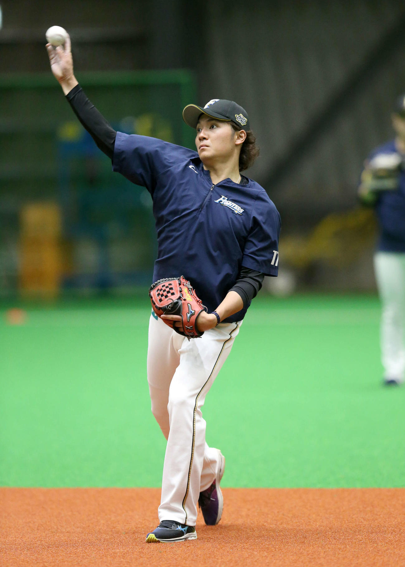 室内練習場でキャッチボールをする日本ハム伊藤（代表撮影）