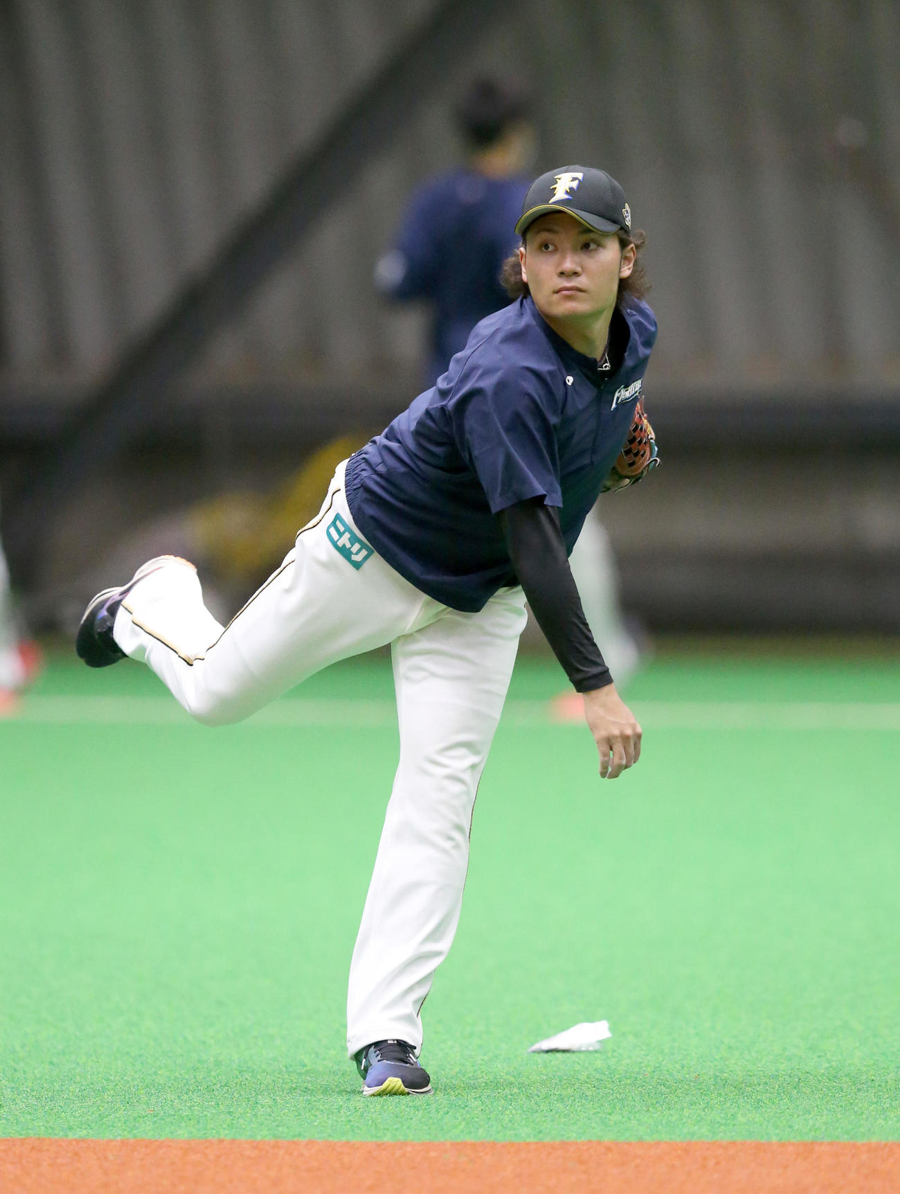 室内練習場でキャッチボールをする日本ハム伊藤（代表撮影）