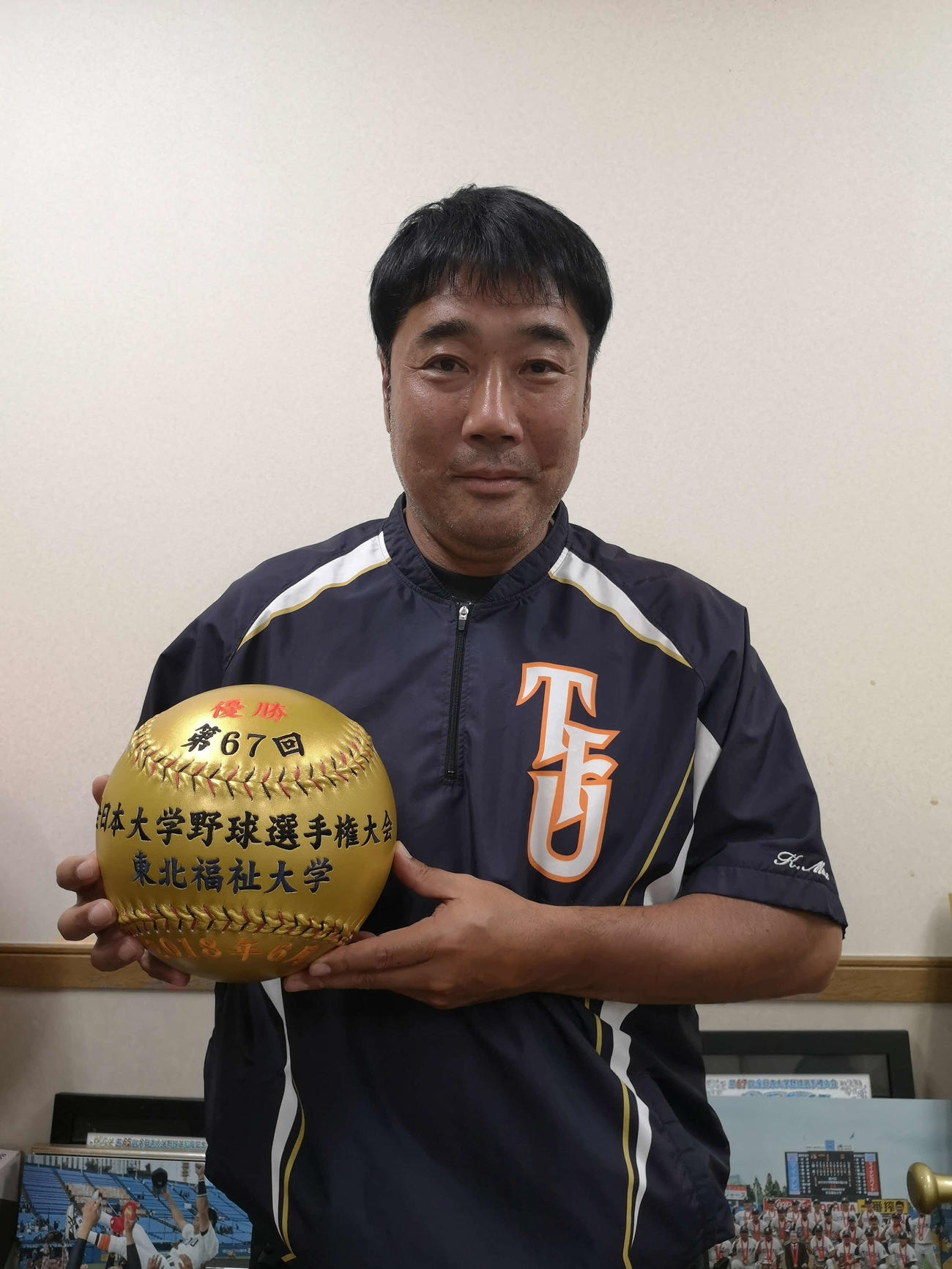 東北福祉大・大塚光二監督は「これが最後、中野が捕ったウイニングボールです」と冗談を言いながら日本一記念のボールを持つ